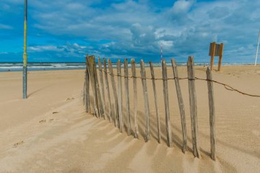 Ahşap çit ile kum plaj.