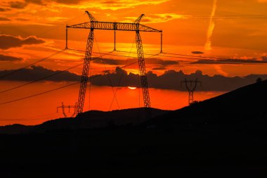 gökyüzü ve elektrik direkleri parlak günbatımı