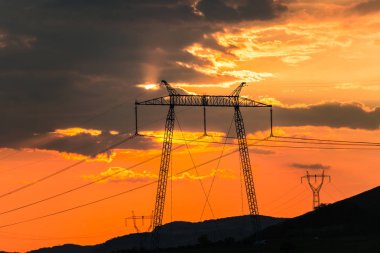 gökyüzü ve elektrik direkleri parlak günbatımı