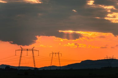 gökyüzü ve elektrik direkleri parlak günbatımı