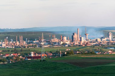 Gün batımı ile arka plan üzerinde çalışma tesisi ile Peyzaj, Romanya.