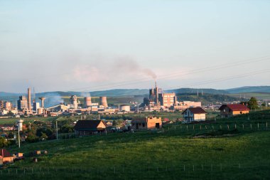 Gün batımı ile arka plan üzerinde çalışma tesisi ile Peyzaj, Romanya.