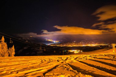 Ismarlayarak geceleri karlı dağlar peyzaj 