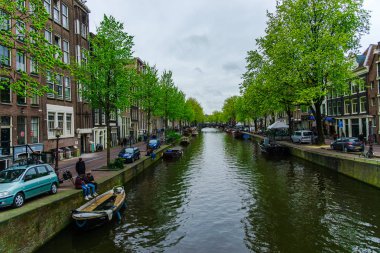 Amsterdam, Hollanda - 21 Nisan 2017: Amsterdam kanalı ve binaları.