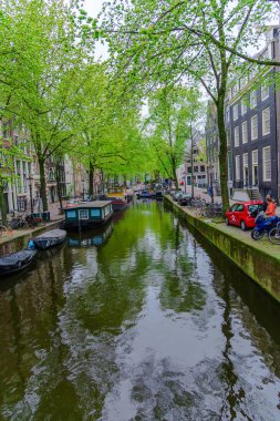 Amsterdam, Hollanda - 21 Nisan 2017: Amsterdam kanalı ve binaları.