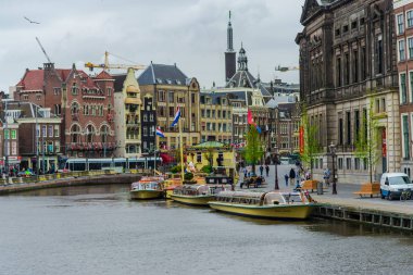 Amsterdam, Hollanda - 21 Nisan 2017: Amsterdam kanalı ve binaları.