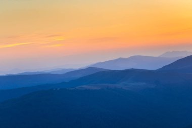 turuncu günbatımı gökyüzü ve dağlar tepeler  