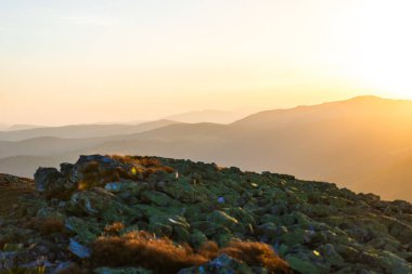 dağlarda günbatımı güzel gökyüzü 