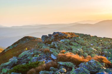 dağlarda günbatımı güzel gökyüzü 