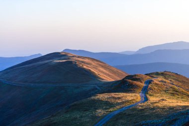 renkli gökyüzü günbatımı ve dağlar 