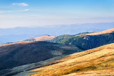 renkli gökyüzü günbatımı ve dağlar 