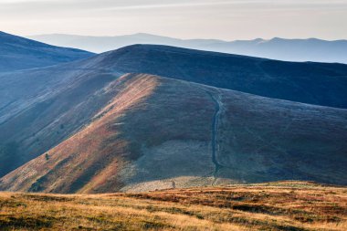 renkli gökyüzü günbatımı ve dağlar 