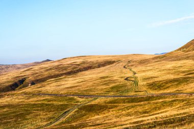 dağlar sarı kahverengi çim yolu ile tepelerde yolu 