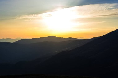 renkli günbatımı gökyüzü ve dağlar tepeler 