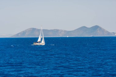 Berrak deniz suyunda yüzen gemiler, Yunanistan.