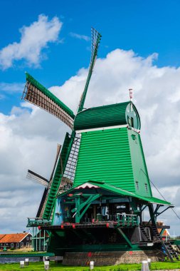 Geleneksel yel değirmenleri-Riverside, Zaanse Schans, Zaandam, Hollanda.