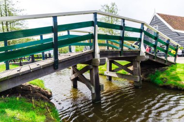 Nehir üzerinden eski ahşap köprünün yakın görünümü