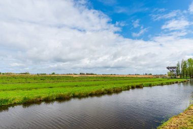 Yeşil alanlar ve nehir ile kırsal yer