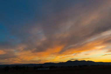 dramatik günbatımı gökyüzü ve tepeler siluetleri 