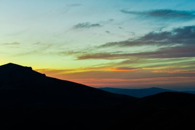 dramatik günbatımı gökyüzü ve tepeler siluetleri 