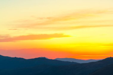 dramatik günbatımı gökyüzü ve tepeler siluetleri 
