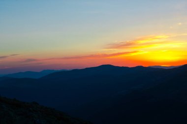 dramatik günbatımı gökyüzü ve tepeler siluetleri 