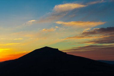 dramatik günbatımı gökyüzü ve tepeler siluetleri 