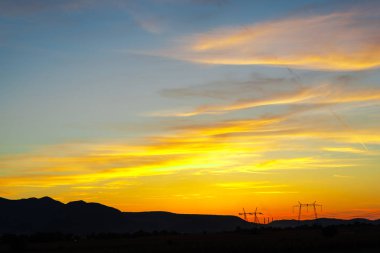 dramatik günbatımı gökyüzü ve tepeler siluetleri 