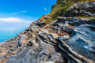 Turkuaz Akdeniz ve kayalık kıyı, Yunanistan.