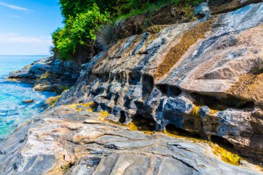 Turkuaz Akdeniz ve kayalık kıyı, Yunanistan.