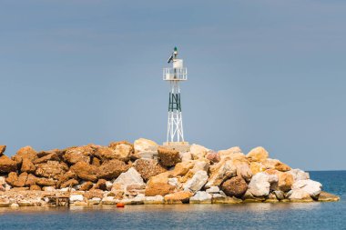 Deniz kenarındaki kayalarüzerinde gözetleme kulesi