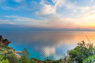 gündoğumu gökyüzü göl su ve büyüyen bitkiler ağaçlar 