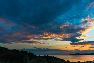 görkemli gündoğumu gökyüzü göl su üstünde