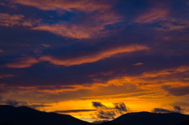 görkemli turuncu kırmızı günbatımı gökyüzü bulutlu 