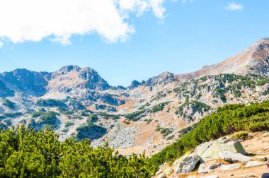 Rocky Dağları peyzaj ve mavi gökyüzü 