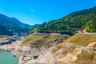 Dağlarla peyzaj, Romanya.