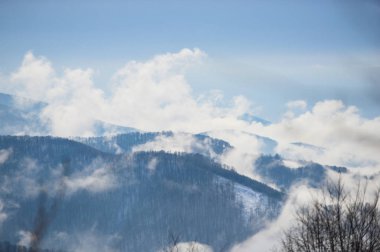 Kışın dağların manzarası, Romanya.