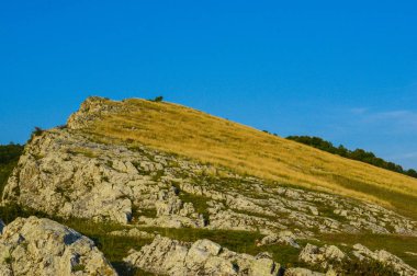 Dağlarla peyzaj, Romanya.