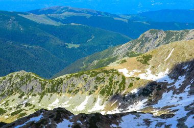 Dağlarla peyzaj, Romanya.