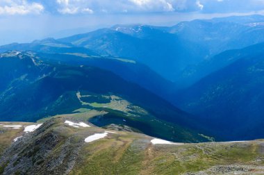 Dağlarla peyzaj, Romanya.