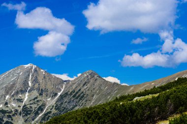 Yaz aylarında dağların peyzaj