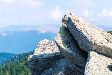 Arka planda dağlar olan kayalar