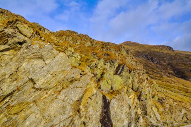 Dağlarla peyzaj, Romanya.