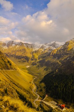Dağlarla peyzaj, Romanya.