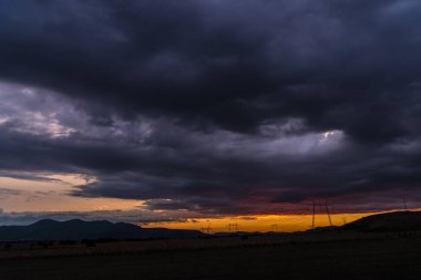 dramatik günbatımı gökyüzü ve elektrik direkleri 
