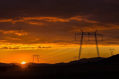 dramatik günbatımı gökyüzü ve elektrik direkleri 