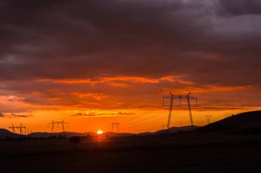 dramatik günbatımı gökyüzü ve elektrik direkleri 