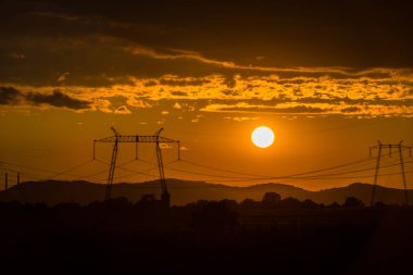 dramatik günbatımı gökyüzü ve elektrik direkleri 