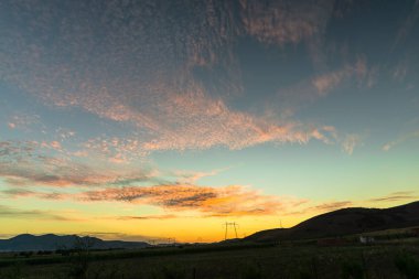 gökyüzü ufukta bulutlar ve dağlar siluet ile  