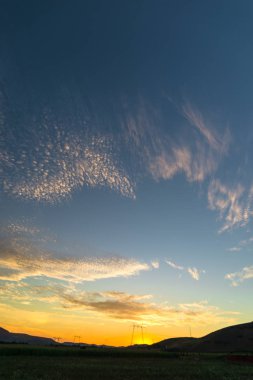 gökyüzü ufukta bulutlar ve dağlar siluet ile  
